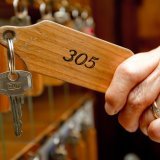 Le mauvais temps du mois de juillet - marqué par des intempéries en Valais notamment - n'a pas incité les Suisses à séjourner à l'hôtel (archives). KEYSTONE/JEAN-CHRISTOPHE BOTT